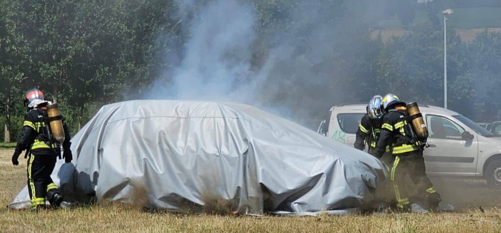 couverture anti-feu vlitex en action par les pompiers
