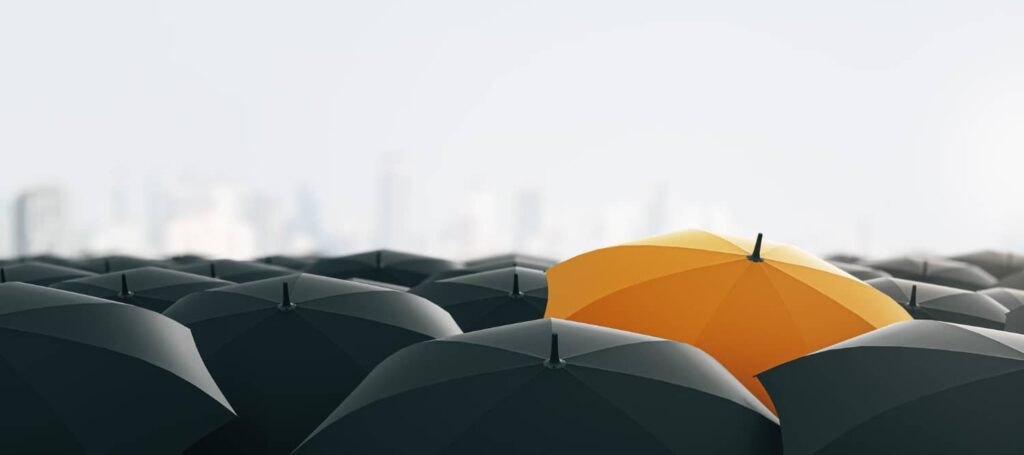 parapluies jaune parmi des parapluies noirs